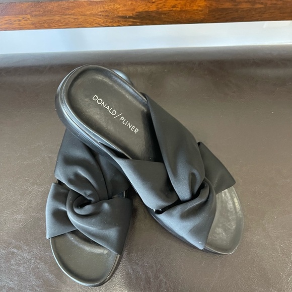 Donald  Pliner Women's Black Folley Slide Sandals size 8 summer work  concert - Picture 16 of 16